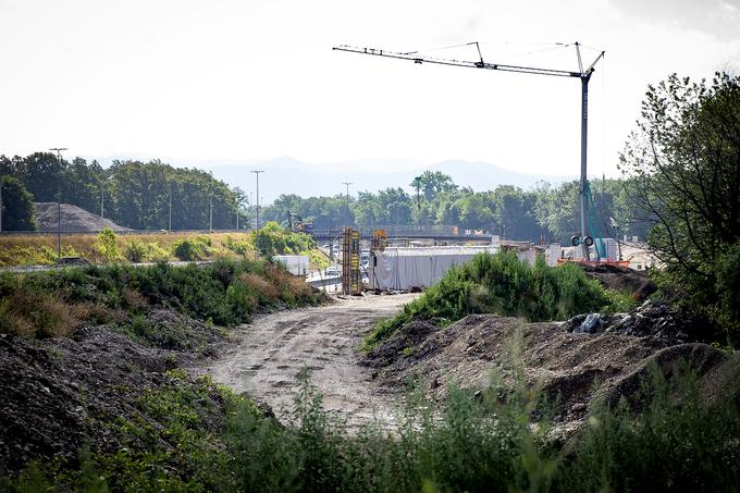 Do izvoza bo vodila tudi dvopasovnica, ki bo razbremenila predvsem Šmartinsko cesto in povečala pretočnost mimo glavnega semaforja na Šmartinski cesti. | Foto: Ana Kovač