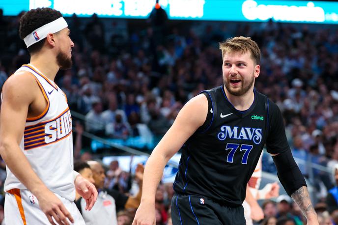 Dallas Phoenix | Luka Dončić in Devin Booker sta bila najboljša strelca svojih ekip. Več jih je dosegel Slovenec, ki se mu je bolj smejalo, saj so Mavericks zmagali že sedmič zapored. Zadeli so sedmico in se na lestvici povzpeli na šesto mesto, ki pelje neposredno v končnico. | Foto Reuters