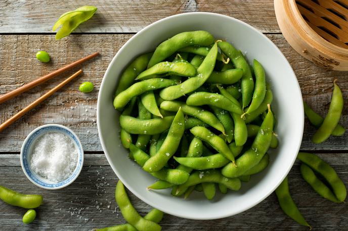 hrana, zdravje | Mlada soja (edamame) v strokih velja za odličen vir beljakovin in hranil. | Foto Getty Images