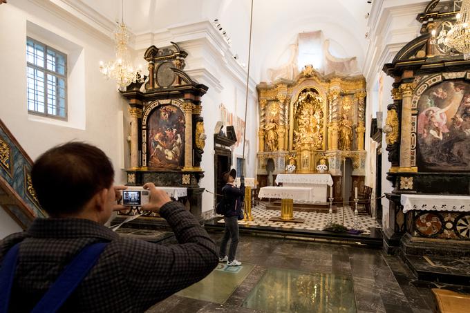 Na leto blejski otok obišče več kot 120 tisoč ljudi, večinoma tujih obiskovalcev, ki svoje navdušenje nad krajem lahko z vzkliki in vztrajnim fotografiranjem ob vsaki priložnosti kažejo že navsezgodaj zjutraj.  | Foto: Matic Klanšek Velej/Sportida