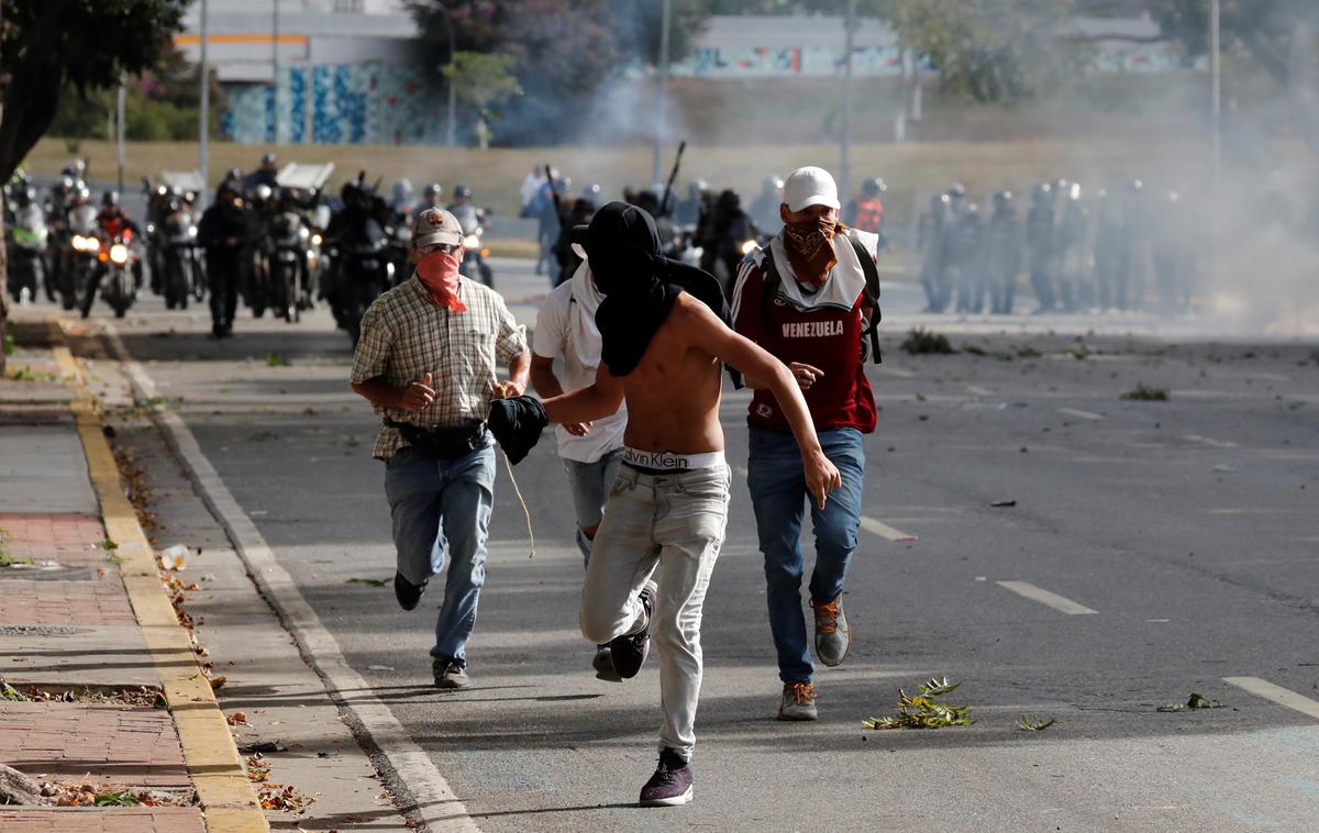 Protestniki v Caracasu | Foto Reuters