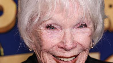 Ameriška igralka Shirley MacLaine praznuje 90 let