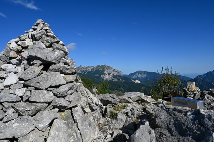 Na vrhu s pogledom proti Košuti | Foto: Matej Podgoršek