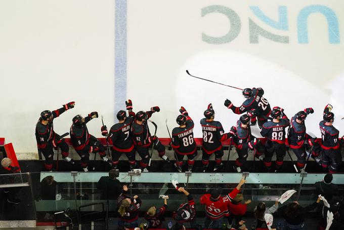 Carolina Hurricanes so v 24. minuti zaostajali z 0:3, nato pa priredili preobrat in zmagali s 5:3. | Foto: Reuters