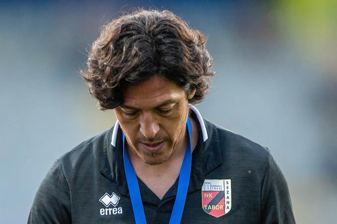 Sloviti Italijan na klopi Tabora Mauro Camoranesi Domžale zapušča sklonjene glave. | Foto: Vid Ponikvar/Sportida