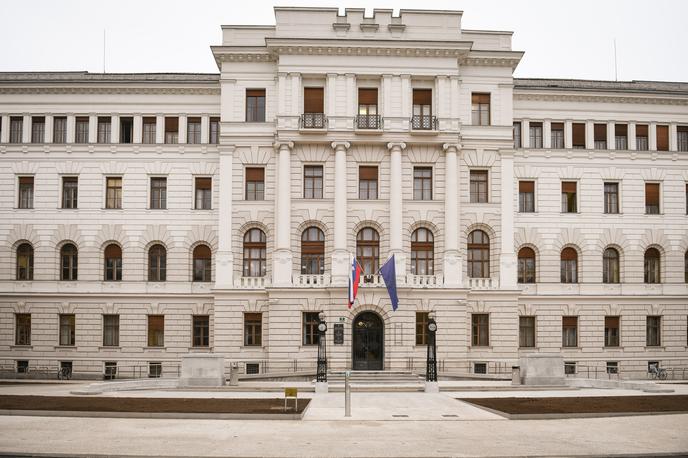 Okrožno sodišče v Ljubljani | Ker se sojenje domnevni kriminalni združbi, ki so jo vpleteni vanjo imenovali Mafija, še ni začelo in ker bo avgusta minilo dve leti od vložitve obtožnice, je sodišče po podatkih Večera vseh osem, ki so bili zaradi tega primera v priporu in hišnem priporu, izpustilo na prostost. | Foto STA