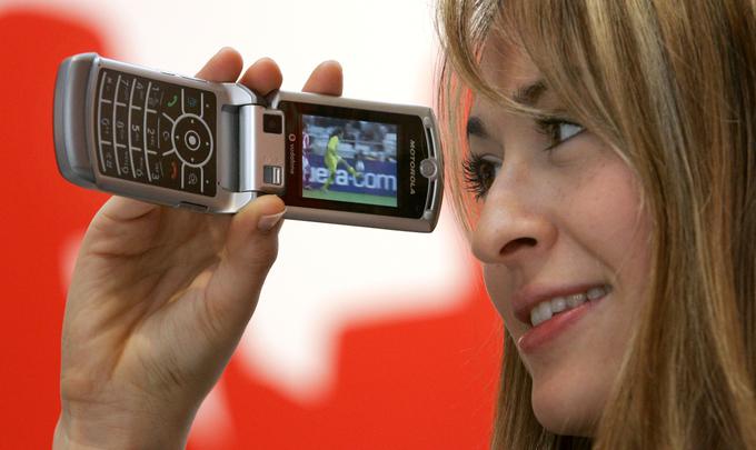 Tole je novejši model legendarnega Motorolinega preklopnika Razr V3x. | Foto: Reuters