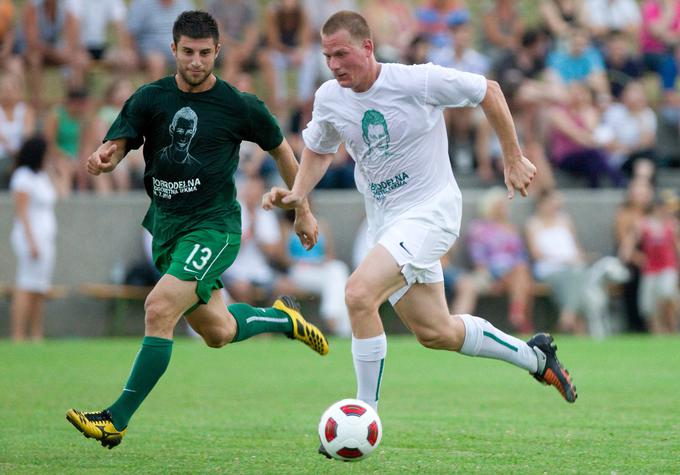 Kontaktne športe je potisnil na stranski tir. Takole pa je v družbi Bojana Jokiča leta 2010 nastopil na dobrodelni tekmi v organizaciji Valterja Birse in Tima Matavža. | Foto: Vid Ponikvar