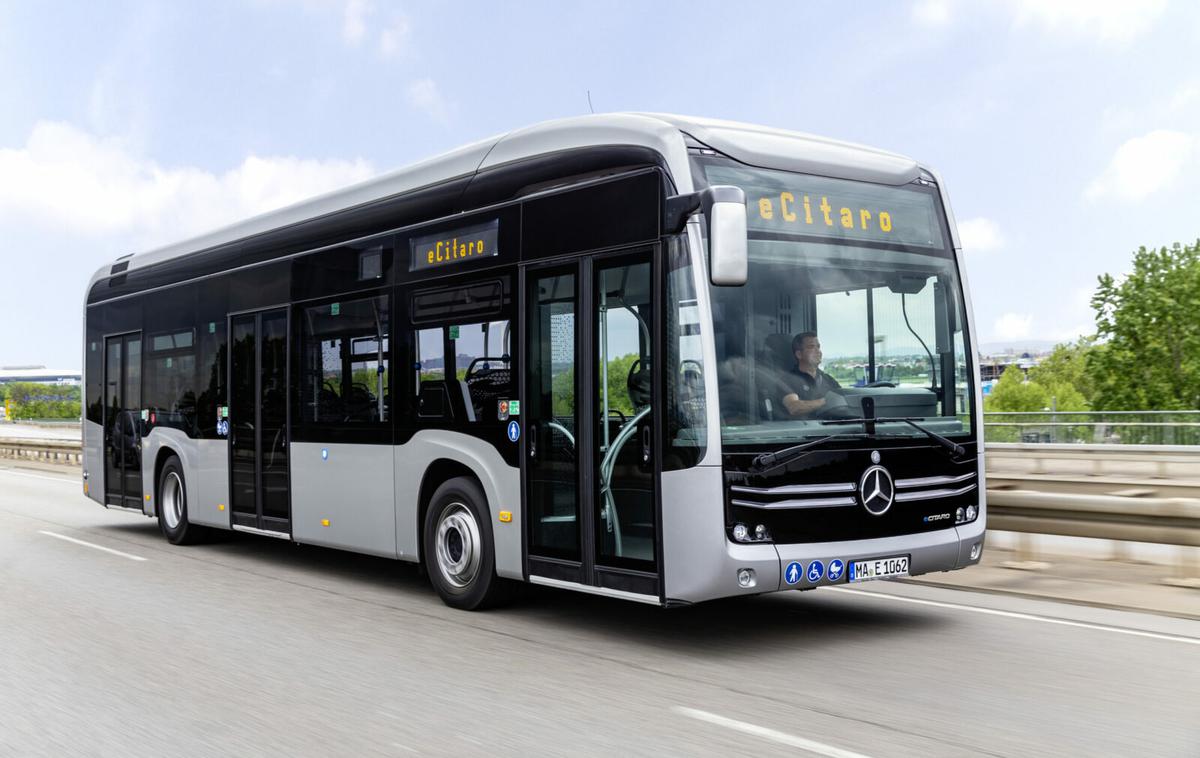 Mercedes-Benz e-citaro | Modul gorivnih celic je vgrajen na streho avtobusa. Zaradi nizke višine je tam prostor tudi za rezervoarje in baterijo. | Foto Daimler