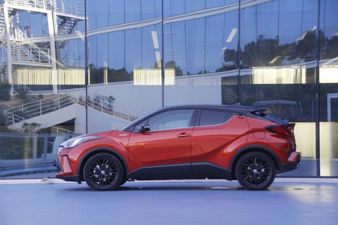 Samo v prvih dveh mesecih proizvodnje bo na voljo C-HR 2.0 hybrid launch edition na opremi C-hic, ki bo med drugim vsebovala oranžno-črno barvno kombinacijo, mat črna lita platišča, prilagodljive avtomatske žaromete, pomoč pri parkiranju … | Foto: Aleš Črnivec