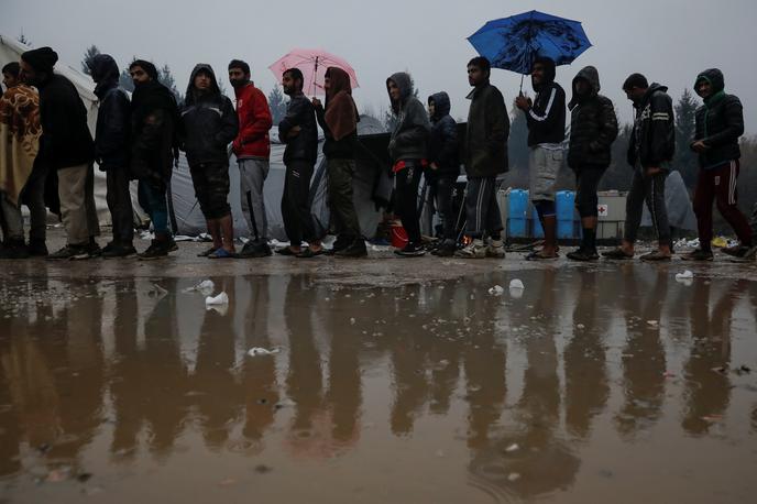 Migranti v Bosni | Med begom pred obmejno policijo so padli v jamo. | Foto Reuters