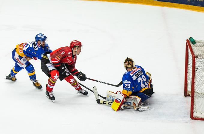 Jeseničani so na prvi tekmi pri prvaku slavili z 2:1, a zmaga je imela grenak priokus, saj se je poškodoval Tadej Čimžar. | Foto: Urban Meglič/Sportida