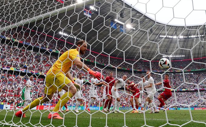 Tako je Luka Jović s strelom v izdihljajih sodnikovega podaljška v Münchnu premagal Jana Oblaka in ohladil slovenska srca. | Foto: Reuters