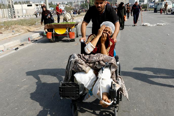 Gaza | Generalni direktor bolnišnic v Gazi Mohamad Zakut je v izjavi za medije poudaril, da vrata bolnišnic ostajajo odprta, vendar bolnikom ne morejo nuditi zdravstvene pomoči.  Povedal je tudi da enota za intenzivno nego otrok, v kateri je 39 novorojenčkov, ne deluje več. Ministrstvo za zdravje na območju Gaze je pred tem sporočilo, da je zaradi popolnega izpada električne energije v bolnišnici umrl nedonošenček, ki je bil v oskrbi na neonatalnem oddelku. | Foto Reuters