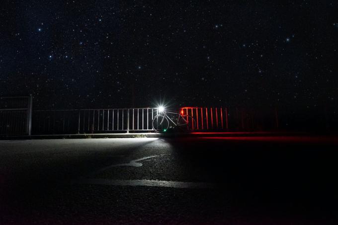 Bodite (pre)vidni z uporabo odsevnih oblačil, odsevnikov in luči za kolo. | Foto: Hervis