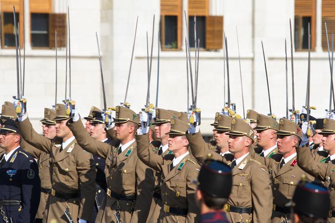 Madžarski častniki | Madžarski obrambni minister trdi, da želijo z odpuščanjem častnikov pomladiti in posodobiti madžarsko vojsko. Na fotografiji: gojenci vojaške akademije na slovesni prisegi ob končanju šolanja.  | Foto Guliverimage