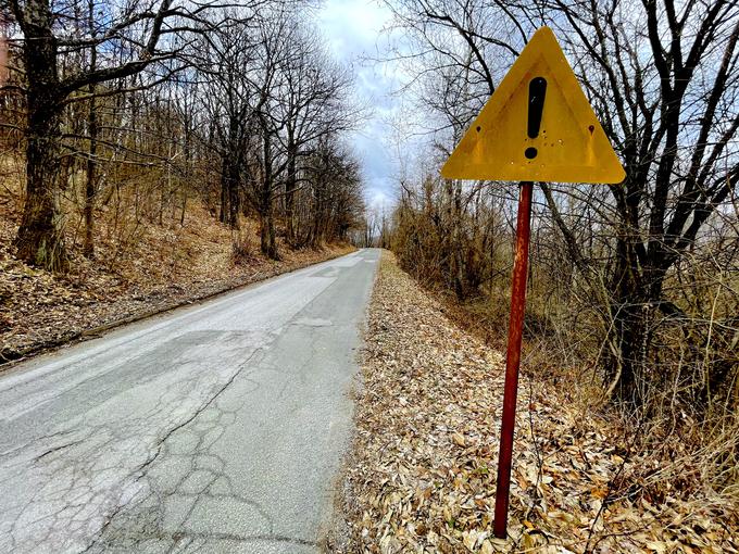 Hrvaški reli svetovnega prvenstva poteka po precej odročnih delih države, kjer na cesti ne srečamo veliko avtomobilov. Tudi prometna infrastruktura pa tu že kaže zob časa. | Foto: Gregor Pavšič