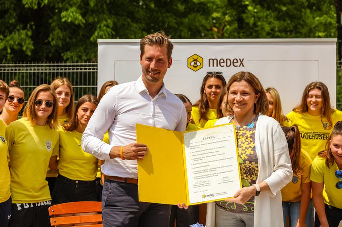 Na fotografiji: Martin Kandus, direktor strategije Medex, Andreja Leskovšek McQuarrie, predsednica ŽNK Radomlje, in nogometašice ŽNK Radomlje | Foto: 