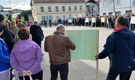 V Metliki s protestnim shodom proti krčenju nujne medicinske pomoči