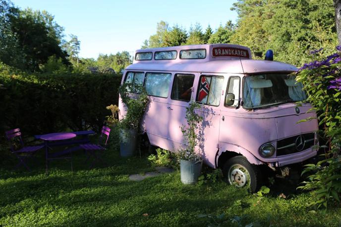 Mercedes kombi airbnb | Kombi je bil nekoč svetlo modre barve, današnja lastnika pa sta ga prebarvala v rožnato. | Foto Mercedes-Benz