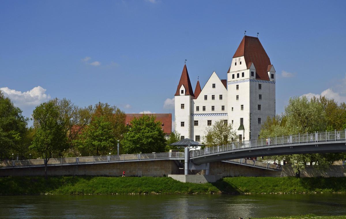 Ingolstadt | Bavarsko mesto Ingolstadt je znano tudi po tem, da je tam 1. maja 1776 Adam Weishaupt s peščico somišljenikov ustanovil skrivni red iluminatov. Mesto je pozneje postalo tudi glavno prizorišče domišljijskega romana Frankenstein. Tu znanstvenik Victor Frankenstein ustvari svojo pošast. | Foto Guliverimage