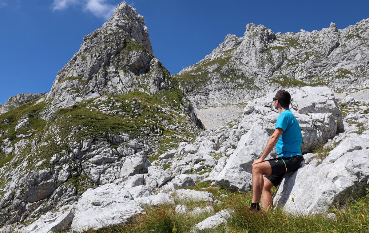 Zavetišče pod Špičkom | Špiček in zavetišče pod Špičkom visoko nad Zgornjo Trento. | Foto Matej Podgoršek