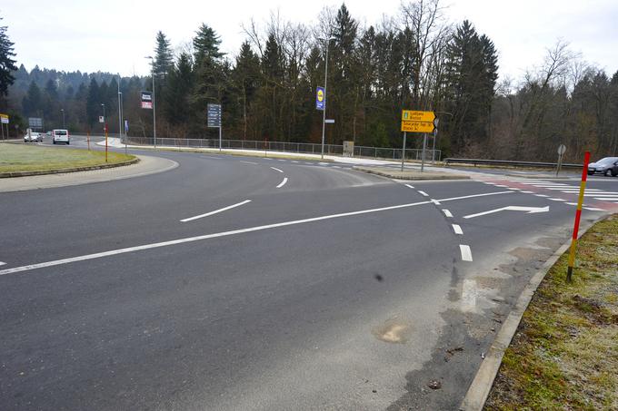 Pred vstopom v krožišče ni table, ki bi voznika opozorila na ustrezno razvrščanje. Na to ga opozori le talna označba in neprekinjena črta, ko že zapelje v krožišče. | Foto: Jure Gregorčič