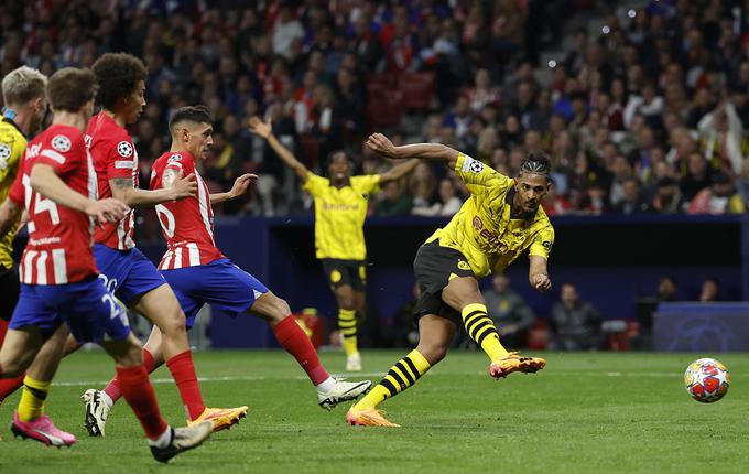 Sebastien Haller se je lani na zelenice vrnil po uspešnem boju z rakom, letos pa postal narodni junak Slonokoščene obale. Tako je v Madridu zatresel mrežo Atletica. | Foto: Reuters