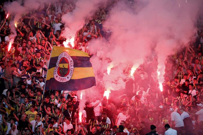 Na stadionu so po podpisu pogodbe z Mourinhom zagorele bakle. | Foto: Reuters