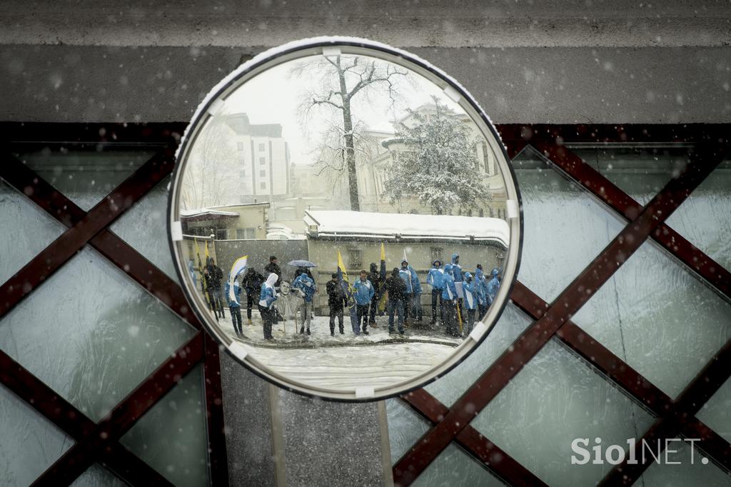 protest policistov pred vlado