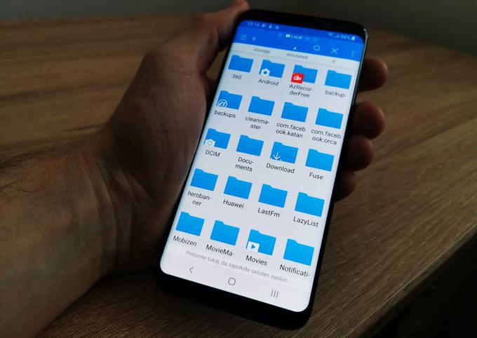 ES File Explorer uporabnikom omogoča preprost dostop do vseh datotek, ki so shranjene na pametnem telefonu, številne možnosti upravljanja z njimi (kopiranje, premikanje, arhiviranje) in posredovanje teh datotek drugim uporabnikom.  | Foto: Matic Tomšič