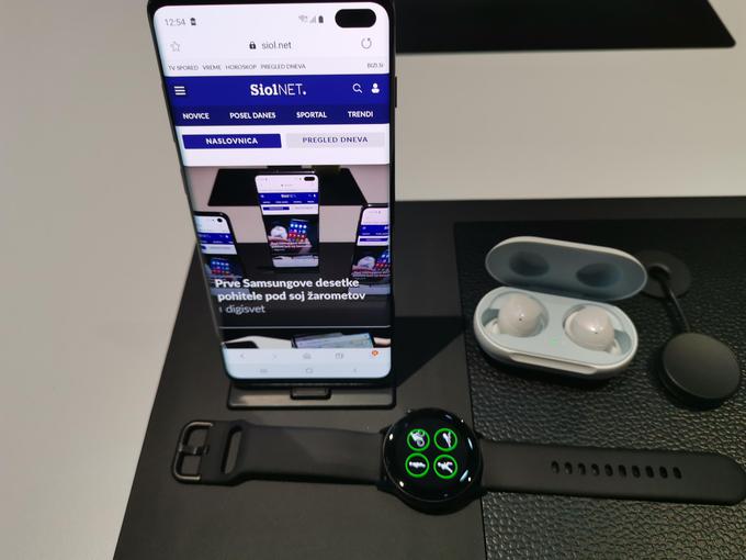 Kupce, ki se v predprodaji odločijo za Samsung Galaxy S10 ali S10+ (S10e je izvzet iz te ponudbe) in svoj nakup do konca marca registrirajo v aplikaciji Samsung Members, bodo obdarili s Samsungovimi slušalkami Galaxy Buds (na fotografiji zgoraj desno). | Foto: Srdjan Cvjetović