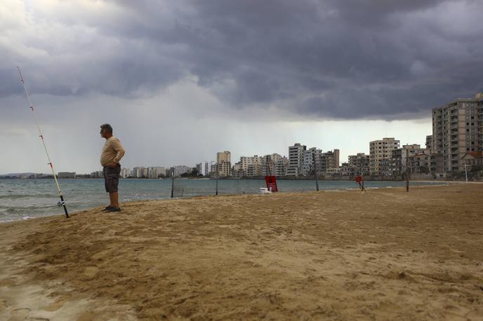 Famagusta Ciper | Sredozemski otok Ciper je že skoraj pol stoletja razdeljen na južni del, ki je pod nadzorom mednarodnopravno priznane ciprske države, in severni del, ki so ga poleti 1974 zasedle  turške sile. Na fotografiji vidimo Varošo, zapuščeno predmestje severnociprskega mesta Famagusta. | Foto Guliverimage