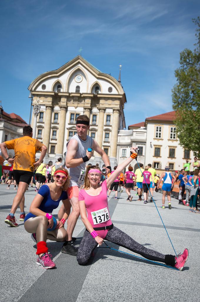 Številni pohodniki so v spomin na okupirano Ljubljano z živim obročem skušali objeti Ljubljano, tekači pa so v skoraj 1.800 trojkah preizkušali solidarnost, vzdržljivost in krepili prijateljske vezi. Nekateri so tekli tudi hudomušno našemljeni. | Foto: Anže Petkovšek/Sportida