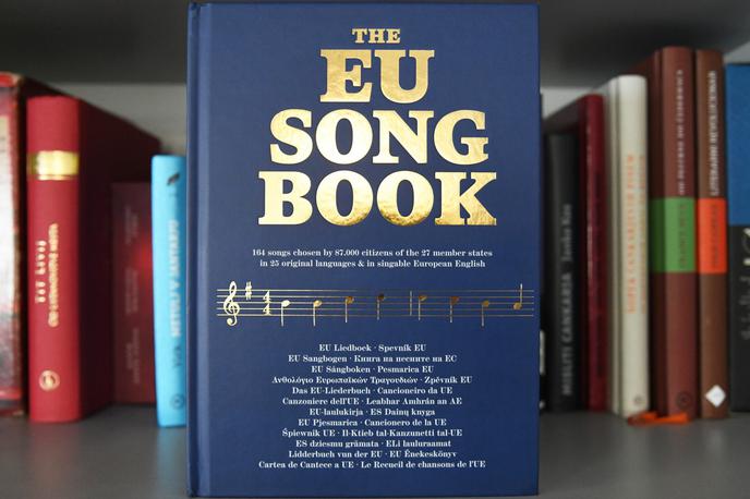 Knjiga Pesmarica EU,  (The EU Song Book) | Vsaka od 164 pesmi je predstavljena za solo glas, z akordi in besedili, ki so zapisana tako v 25 izvirnih jezikih in treh abecedah kot tudi v spevni evropski angleščini. | Foto STA