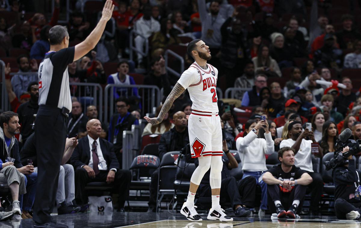 Lonzo Ball | Lonzo Ball je takoj ob vstopu v igro zadel trojko. | Foto Reuters