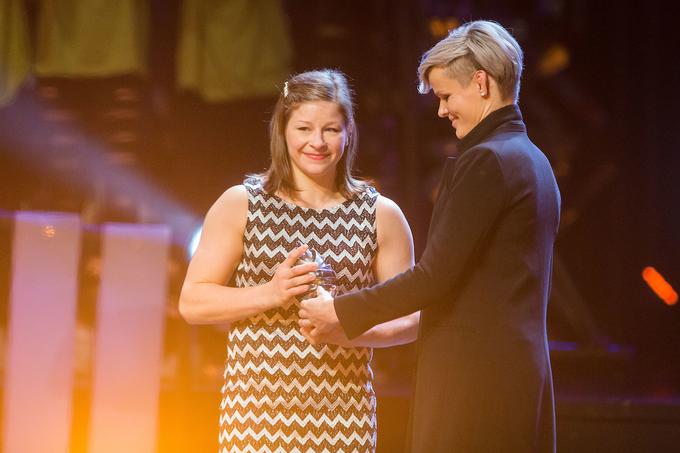 Tina Trstenjak je priznanje prejela iz rok judoistke, ki jo neizmerno občuduje, Urške Žolnir. | Foto: Žiga Zupan/Sportida