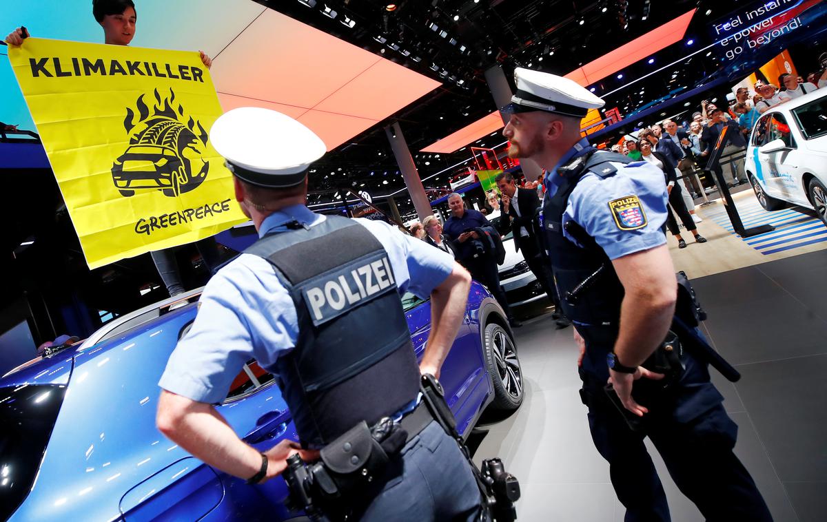 Avtosalon Frankfurt 2019 | Že na zadnjem avtosalonu v Frankfurtu in na letošnjem v Münchnu so naravovarstvene organizacije protestirale proti proizvajalcem avtomobilov. | Foto Reuters