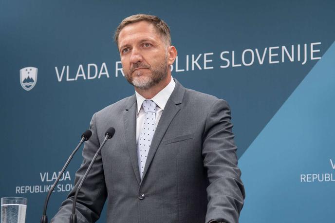 Klemen Boštjančič | Finančni minister Klemen Boštjančič je pojasnil, da je cilj, da do konca septembra čim bolj zbližajo stališča. Da bi bili vsi zadovoljni, je nemogoče, je dodal. Po njegovi oceni so sicer v pogajanjih zelo daleč. "V nekaterih točkah smo pravzaprav na koncu, seveda nas pa ta in naslednji teden čaka še veliko dela," je dejal. | Foto STA