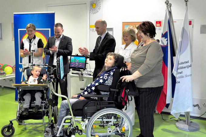 Predaja komunikatorja na URI Soča - Barbara Korošec, logopedinja na URI - Soča, Gregor Kosi, direktor Lidl Slovenija, mag. Robert Cugelj, direktor URI - Soča, prim. Hermina Damjan, dr.med., predstojnica otroškega oddelka na URI - Soča | Foto: 