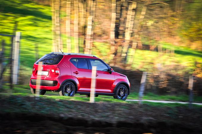 Kot zanimivo alternativo Suzuki ponuja tudi mikrohibridni pogonski sklop – enak motor, združen z zelo majhnim elektromotorjem, ki (le v primerih speljevanja) zagotovi hipnih 50 njutonmetrov navora. | Foto: Ciril Komotar