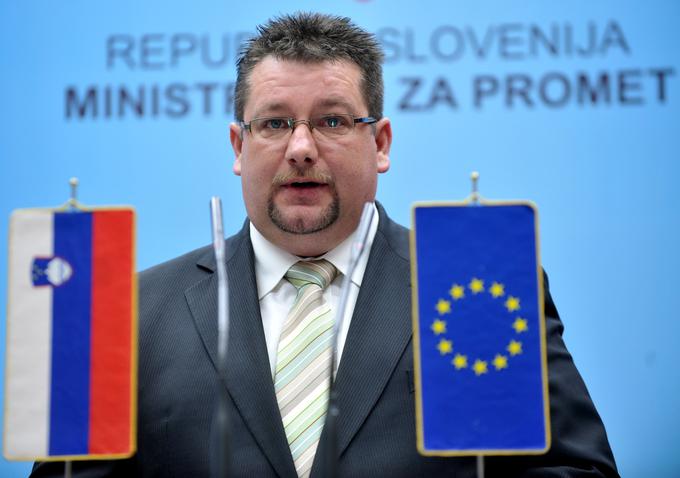 Ključna oseba na ministrstvu, pristojna za področje letalstva, je Mirko Komac, zdaj prvi mož direktorata za letalski in pomorski promet. Največje karierne vzpone je doživel v obdobjih vlad SDS. | Foto: STA ,