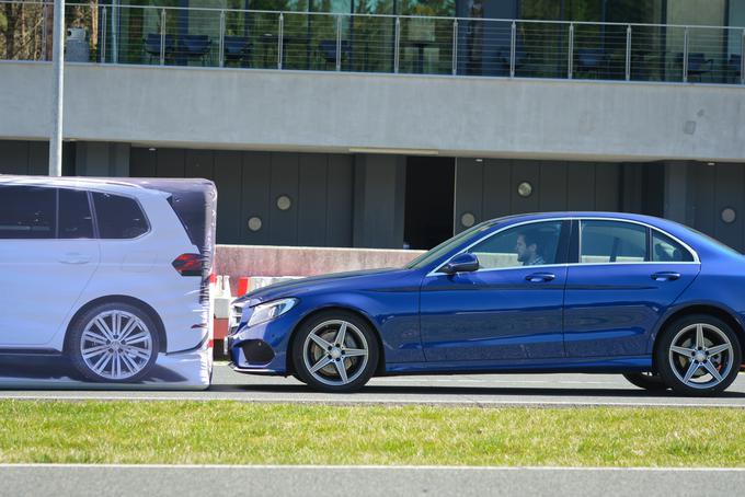 Mercedes ima odlično delujoč sistem proti naletu. Suvereno je preprečil nesrečo pri 50 kilometrih na uro.  | Foto: Ciril Komotar