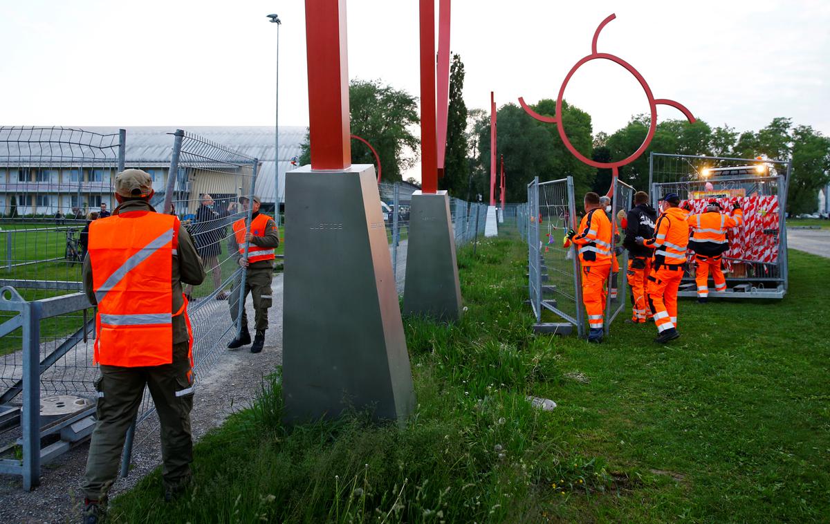 Kreuzlingen Konstanz ograja | Tako so v petek odstranjevali ograjo med Švico in Nemčijo. | Foto Reuters