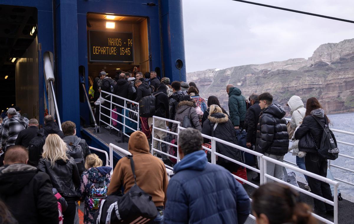 Santorini, potres, trajekt, odhod, ljudje | Zaradi niza potresov je v zadnjih dneh otok zapustilo več kot 11 tisoč ljudi. | Foto Reuters