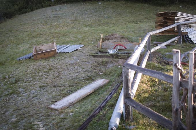 Za kočo nastaja vetrnica, ki bo v prihodnje dragocen vir energije. | Foto: Bojan Puhek