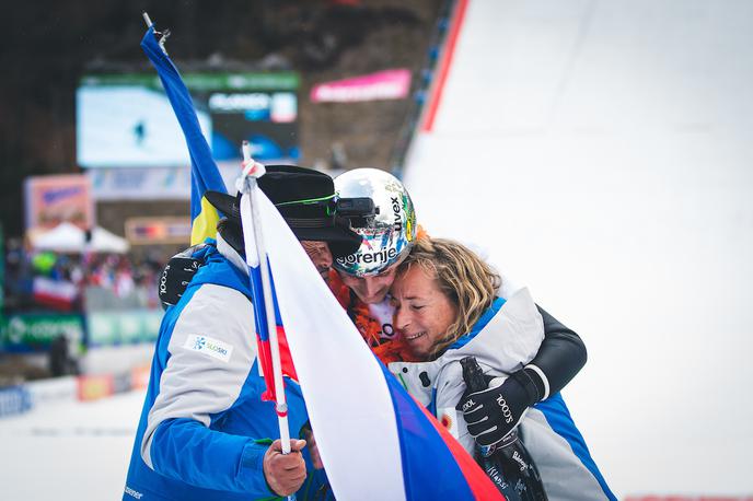 Bor Pavlovčič, konec kariere, Planica | Kot prvi so Bora v izteku letalnice čakali sestra in starša. | Foto Grega Valančič/Sportida