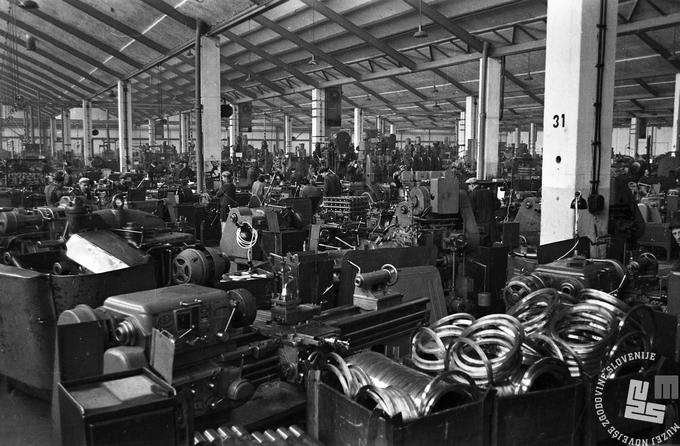 V začetku so proizvajali tudi avtomobilske prikolice, ventilatorje za rudnike, avtomobilske kompresorje in drugo. (Podjetje TAM, leto 1954. Foto: neznan, arhiv: Muzej novejše zgodovine Slovenije) | Foto: Muzej novejše zgodovine Slovenije