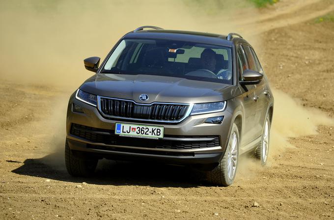 Izdatnemu prostoru so namenili tudi precej visoko nosilnost. Kodiaq lahko poleg lastne mase pelje do 675 kilogramov tovora. Postavili so ga na prilagodljivo Volkswagnovo platformo MQB in karoserijo zgradili po načelu lahke gradnje s kombinacijo različnih struktur, med katerimi so tudi ultratrda jekla. Najlažji kodiaq tehta 1.427 kilogramov, kar je za avtomobil teh dimenzij dober rezultat, ki se pozitivno odraža na voznih lastnostih in energijskih zahtevah.  | Foto: Jure Gregorčič