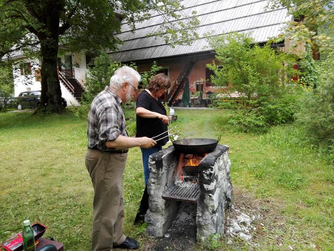 Idila pred njuno hišico v Trenti. Imenujeta jo kar "pravljica". | Foto: Osebni arhiv